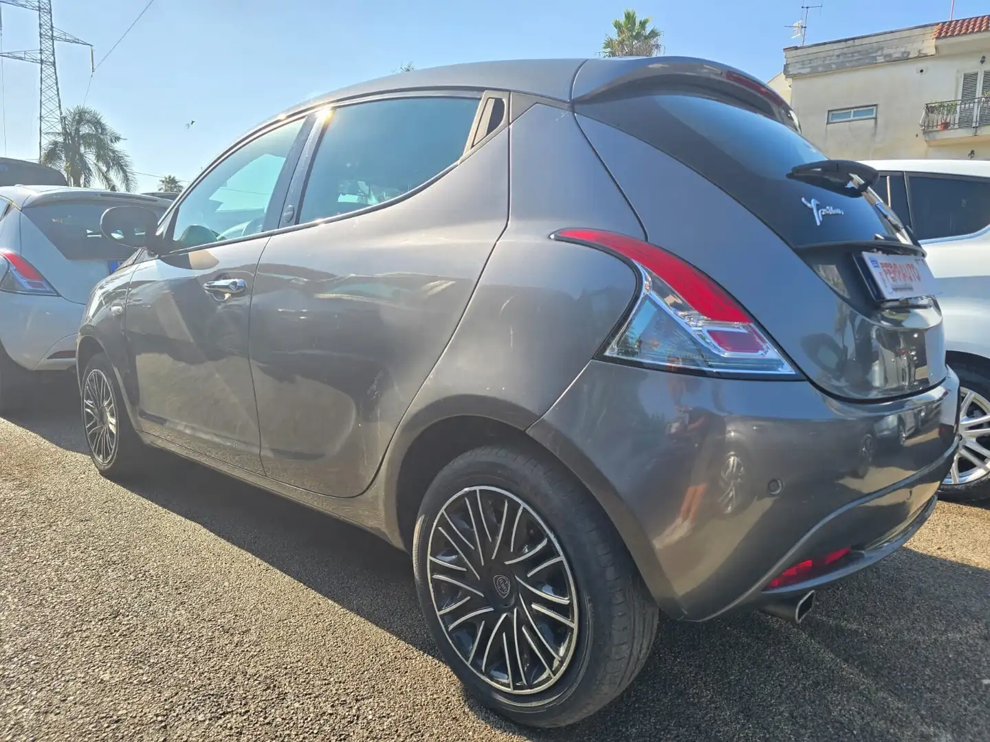 Lancia Ypsilon 1.0HYBRID 71CV GOLD EDITION ITALIANA Grigio - 2
