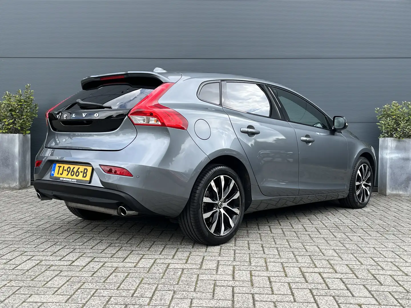 Volvo V40 1.5 T3 Dynamic Edition | Panoramadak | Keyless | C Grau - 2