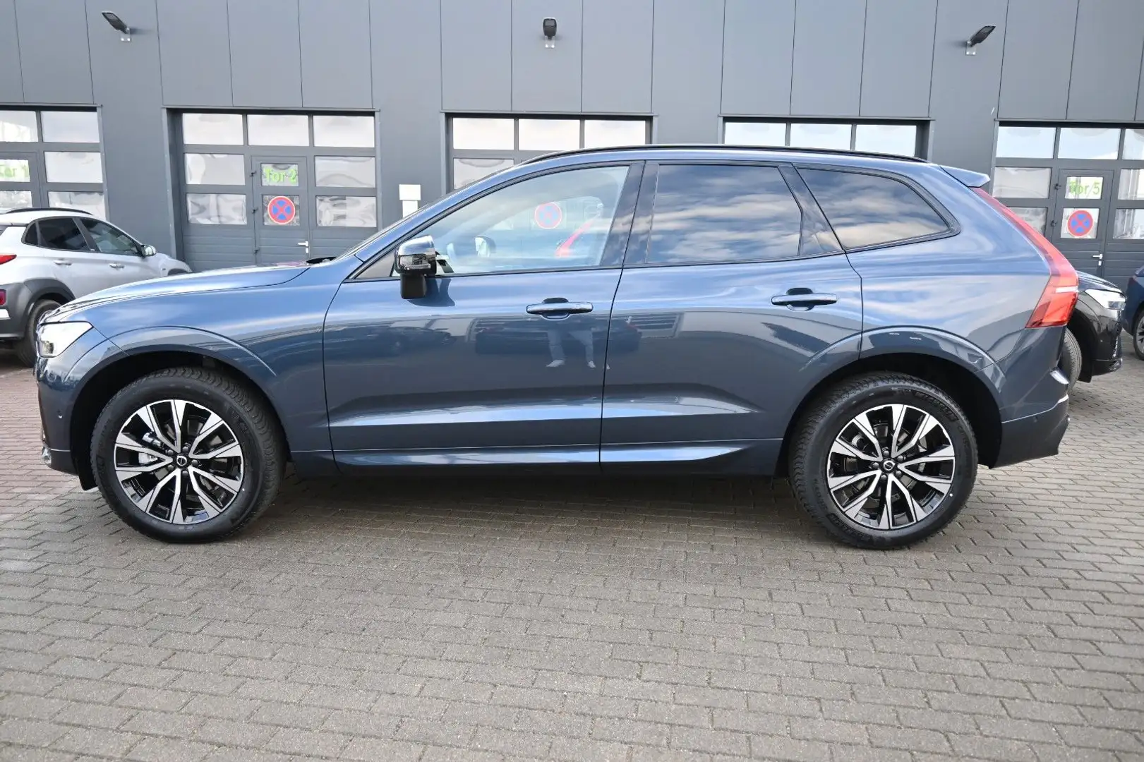 Volvo XC60 B5 AWD Plus Dark*FSHZG*360°*H&K*ACC*AHK Blau - 2