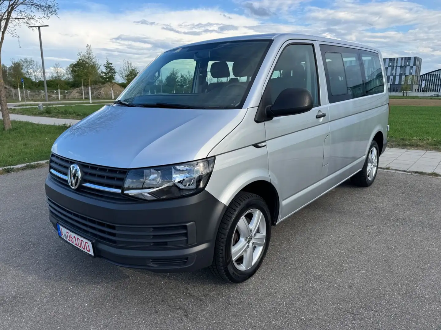 Volkswagen T6 Transporter T6 Kombi 9 Sitzer Silber - 1