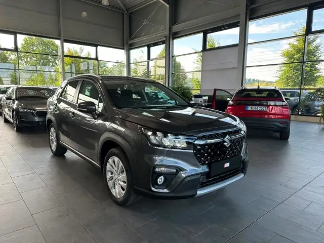 Suzuki SX4 S-Cross view 3