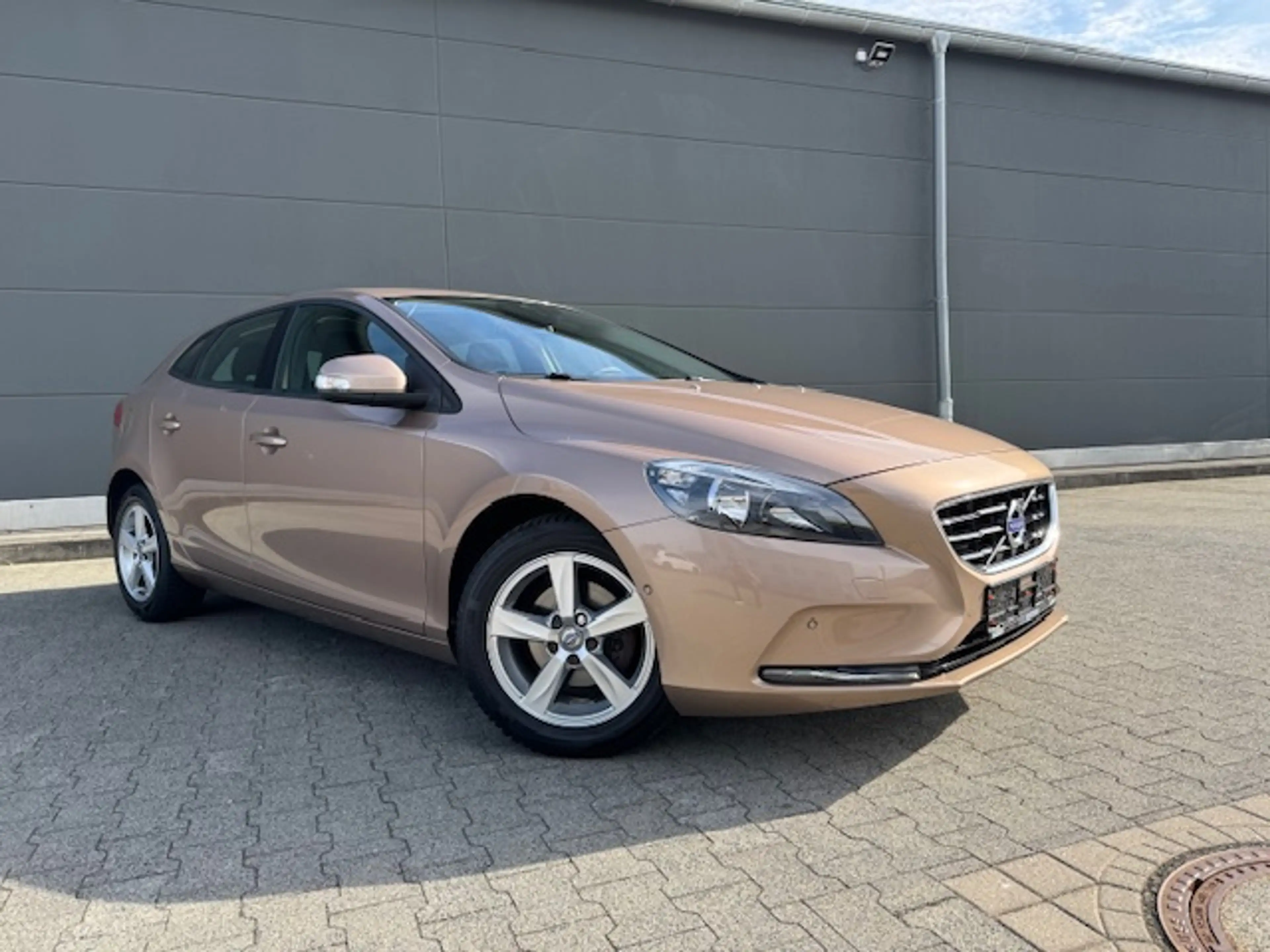 Volvo V40 Kinetic Rückfahrkamera, Beheizbares Lenkrad, Standheizung, Start&Stop — photo 2