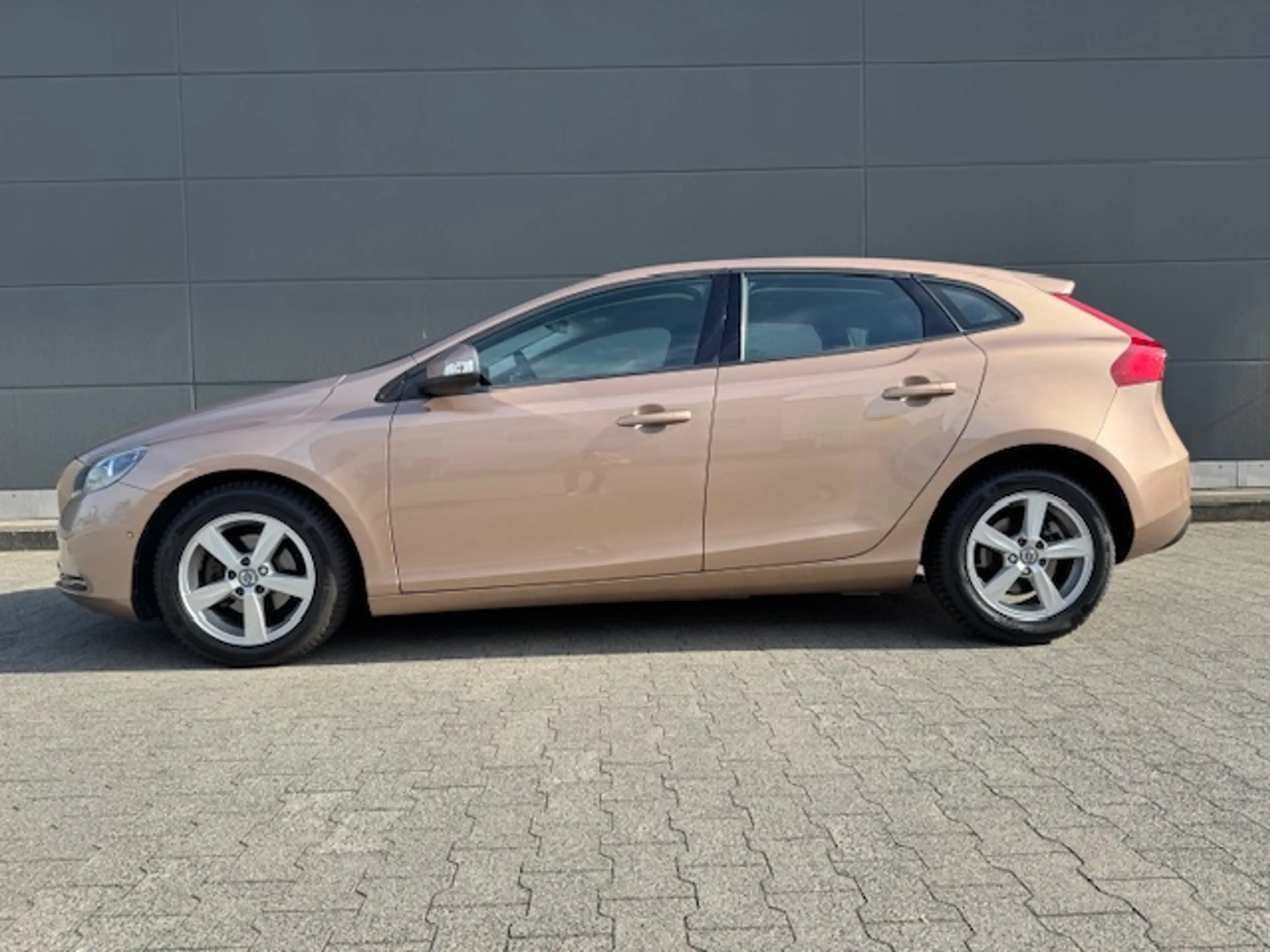 Volvo V40 Kinetic Rückfahrkamera, Beheizbares Lenkrad, Standheizung, Start&Stop — photo 6