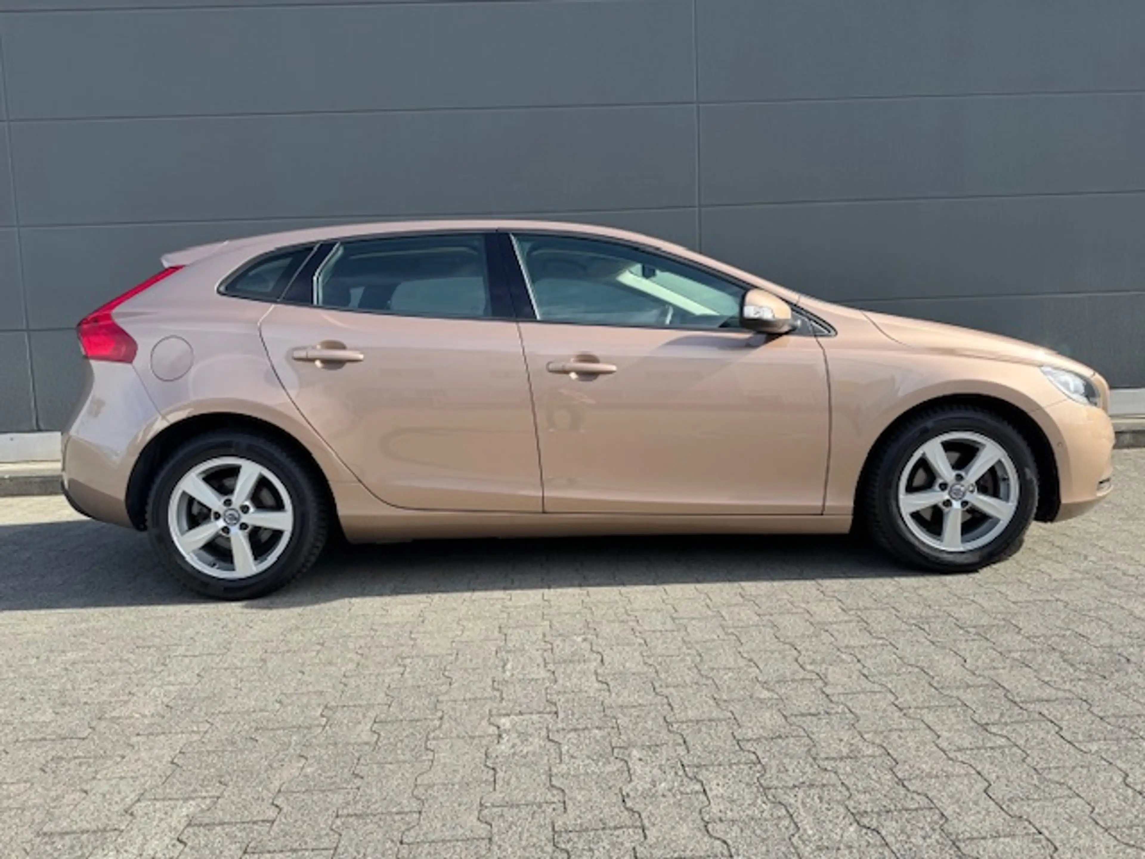 Volvo V40 Kinetic Rückfahrkamera, Beheizbares Lenkrad, Standheizung, Start&Stop — photo 5
