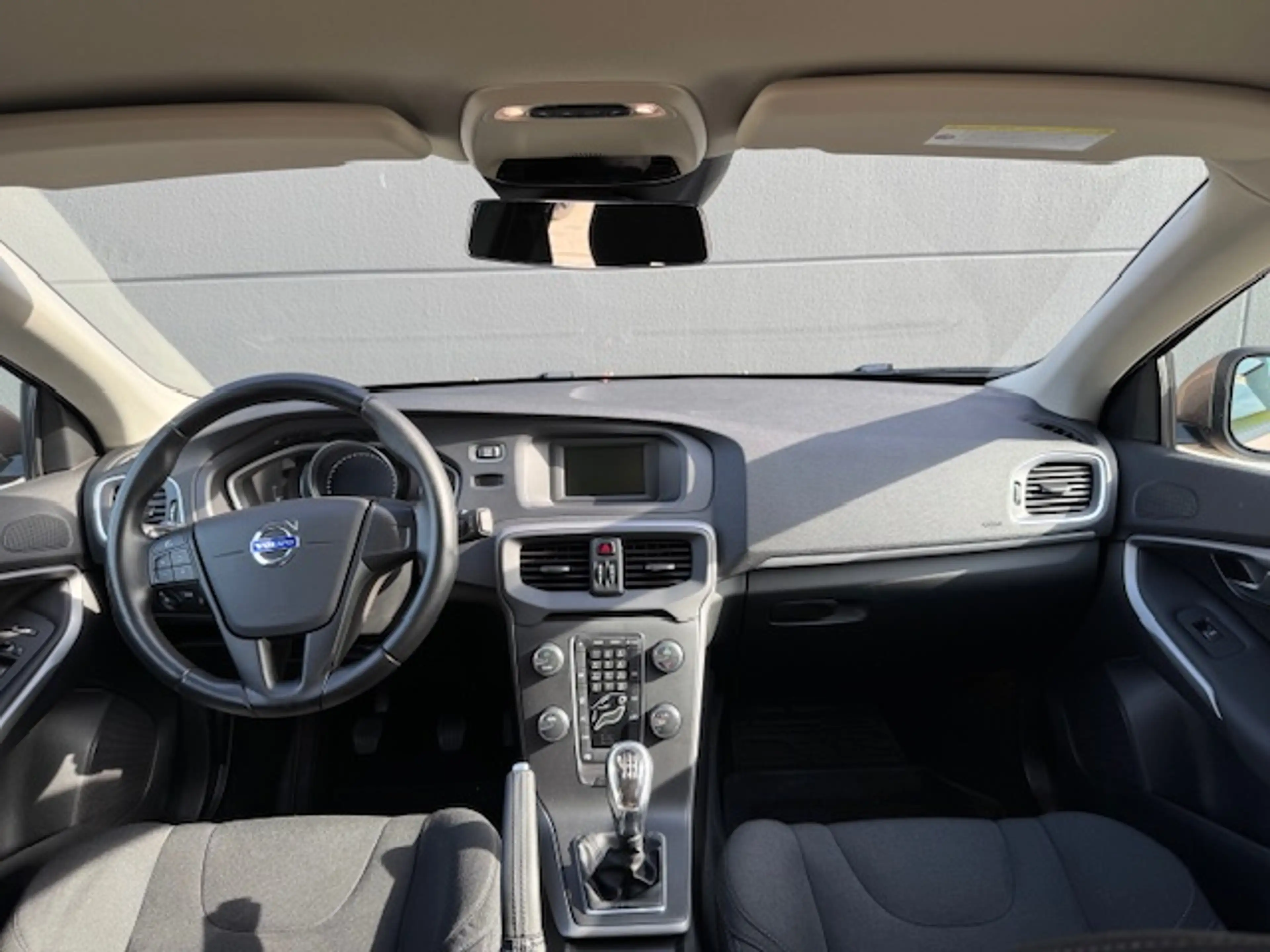 Volvo V40 Kinetic Rückfahrkamera, Beheizbares Lenkrad, Standheizung, Start&Stop — photo 14