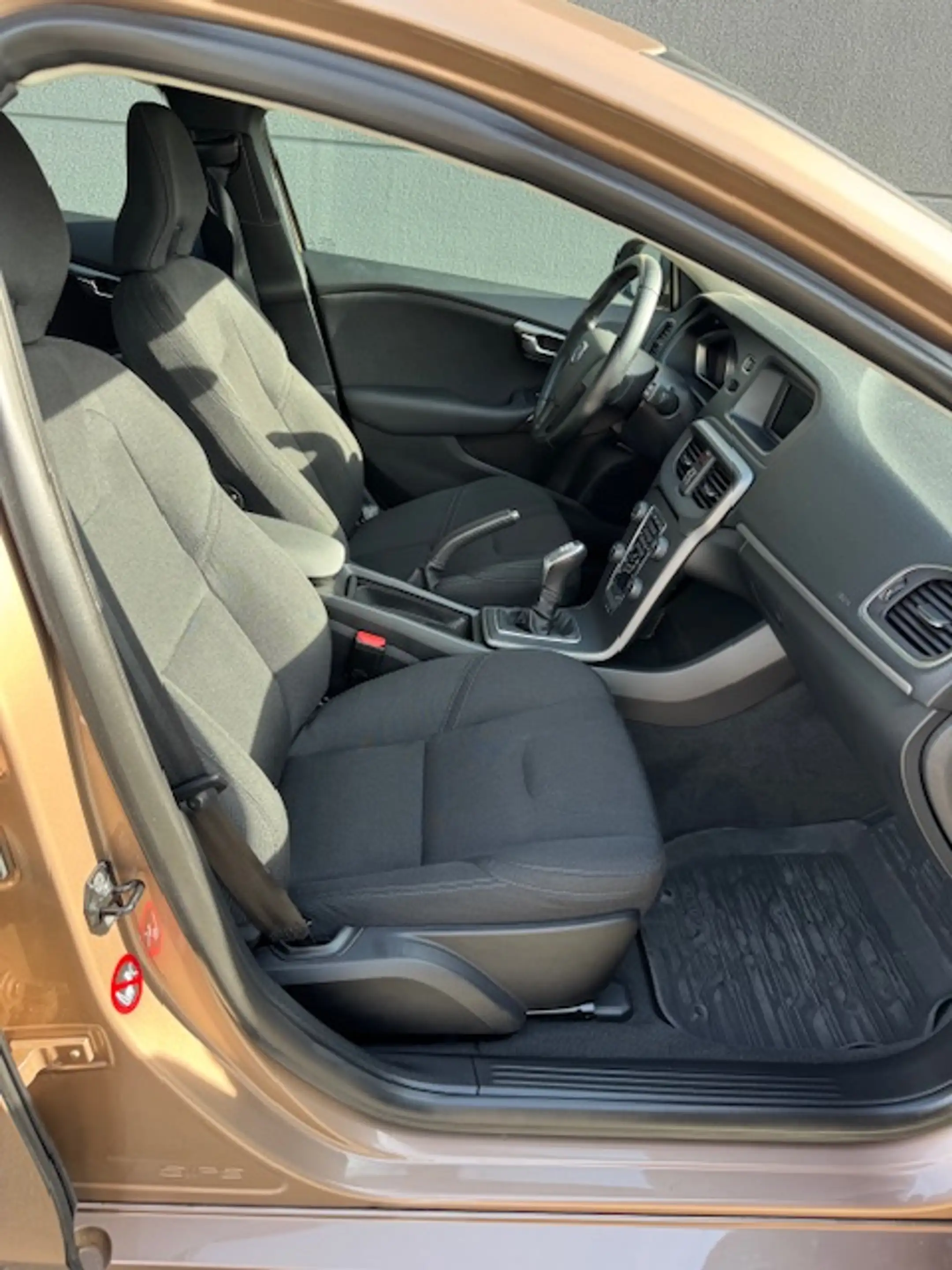 Volvo V40 Kinetic Rückfahrkamera, Beheizbares Lenkrad, Standheizung, Start&Stop — photo 11