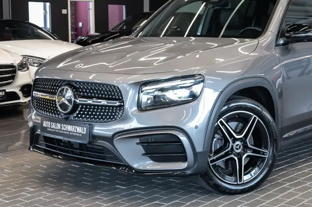 Mercedes-Benz GLB view 3