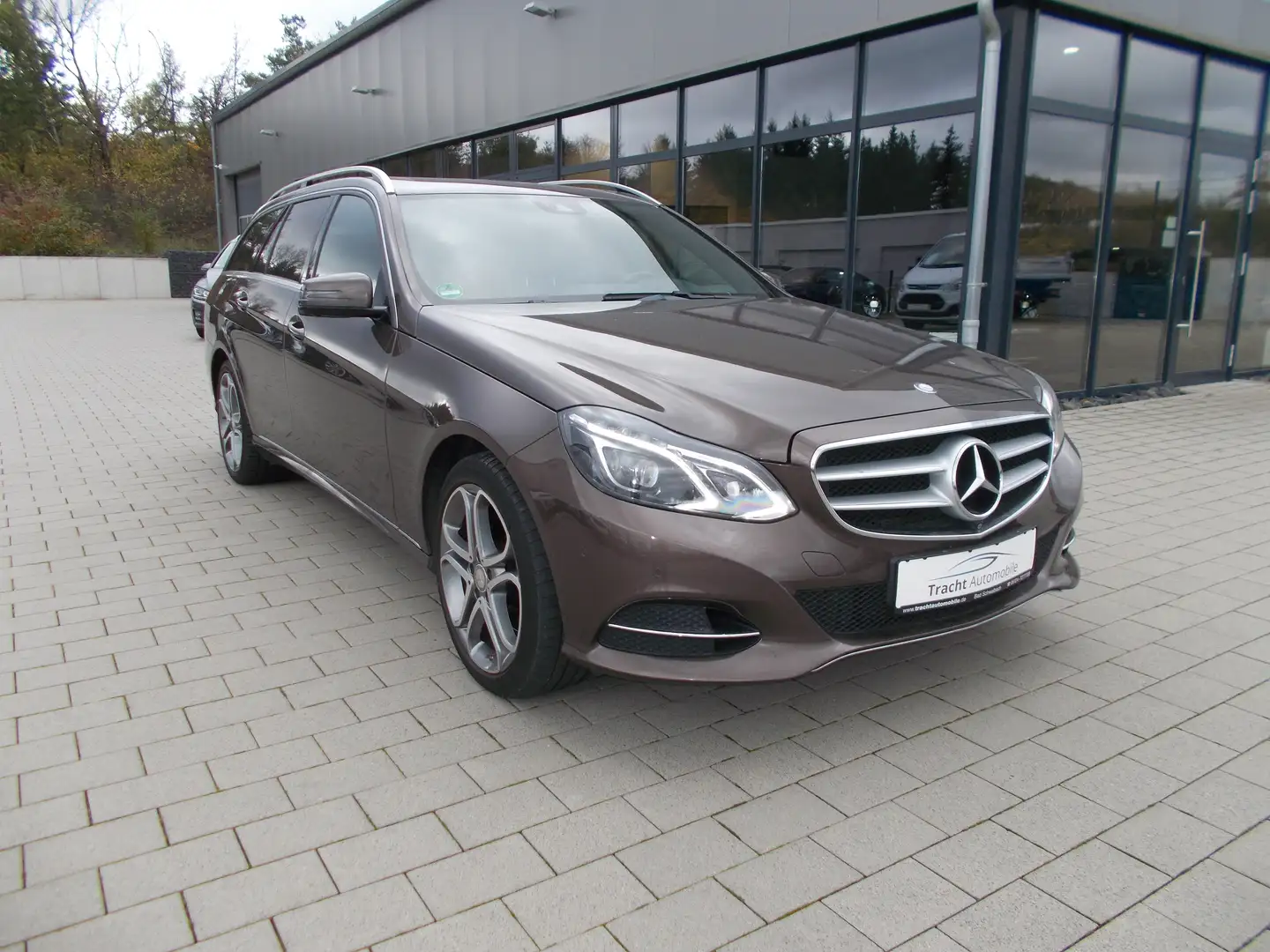 Mercedes-Benz E 200 E 200 CGI BlueEfficiency *360°*LED*Airmatic*GSD Braun - 2