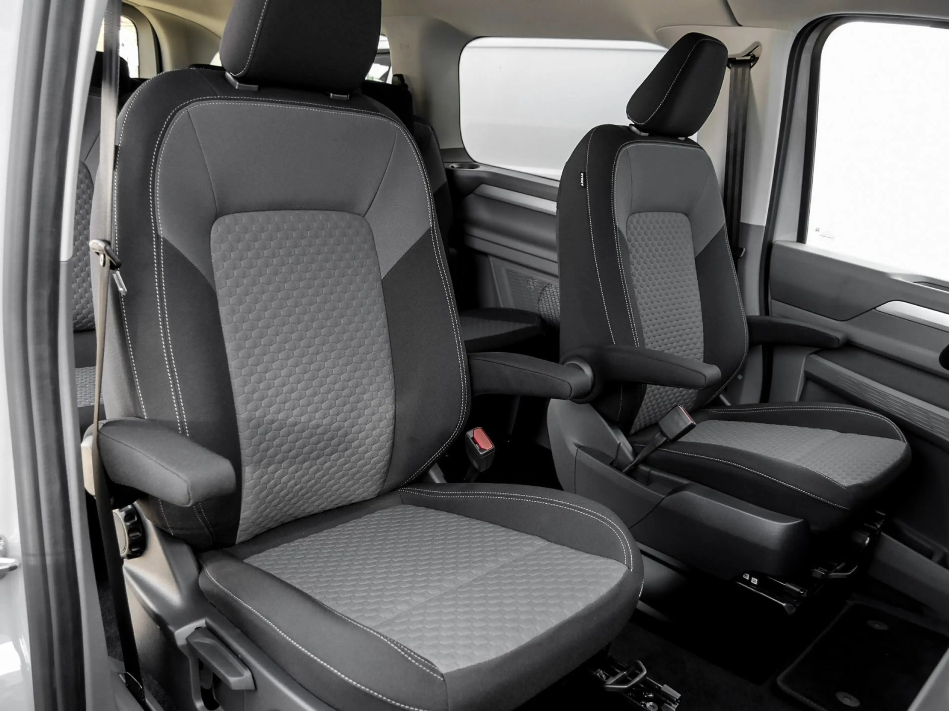 Volkswagen T7 Caravelle Life 2.0 TDI LR Autom. Ass+ AHK LED Navi 8-Sitzer — photo 6