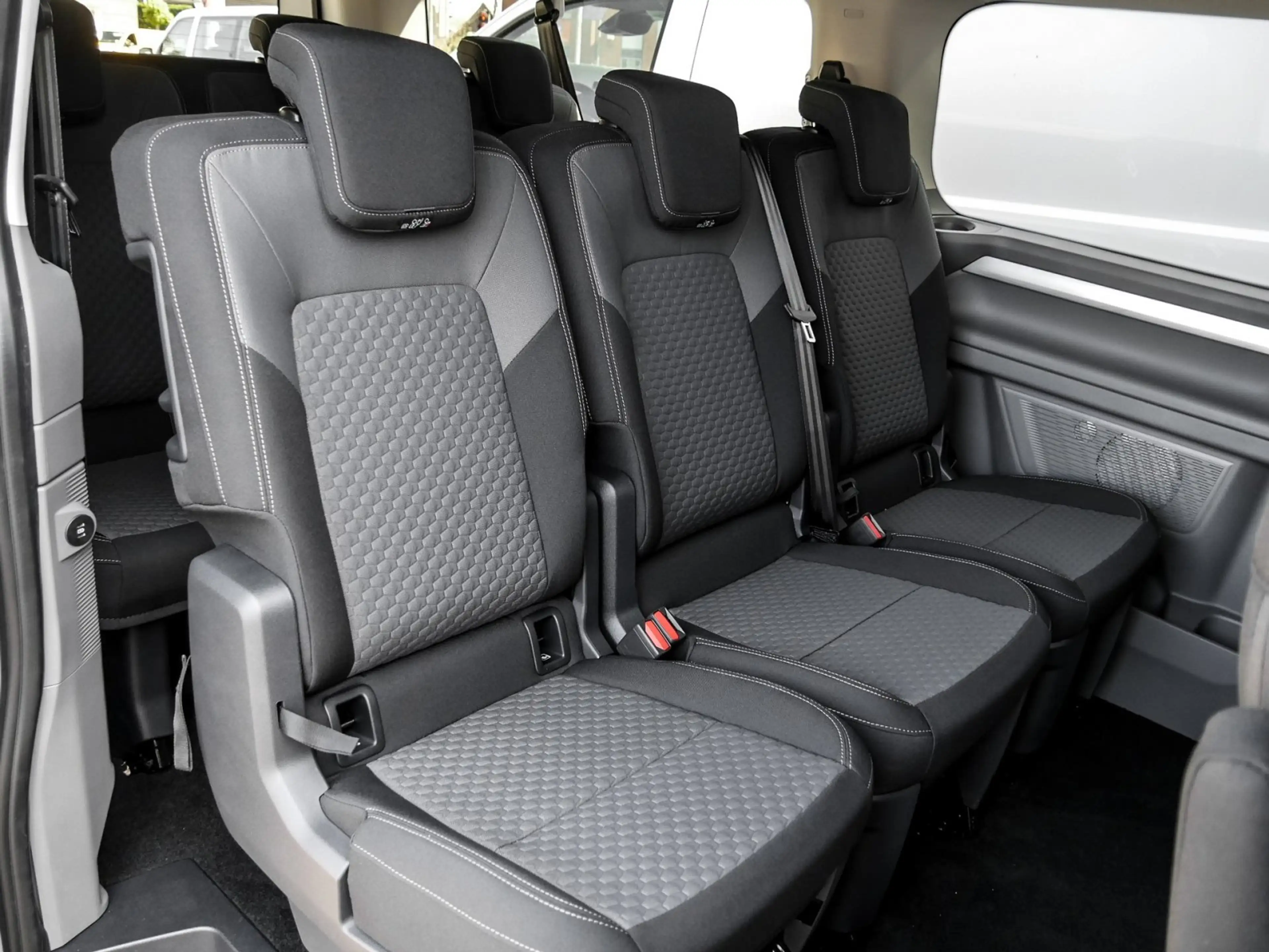 Volkswagen T7 Caravelle Life 2.0 TDI LR Autom. Ass+ AHK LED Navi 8-Sitzer — photo 5