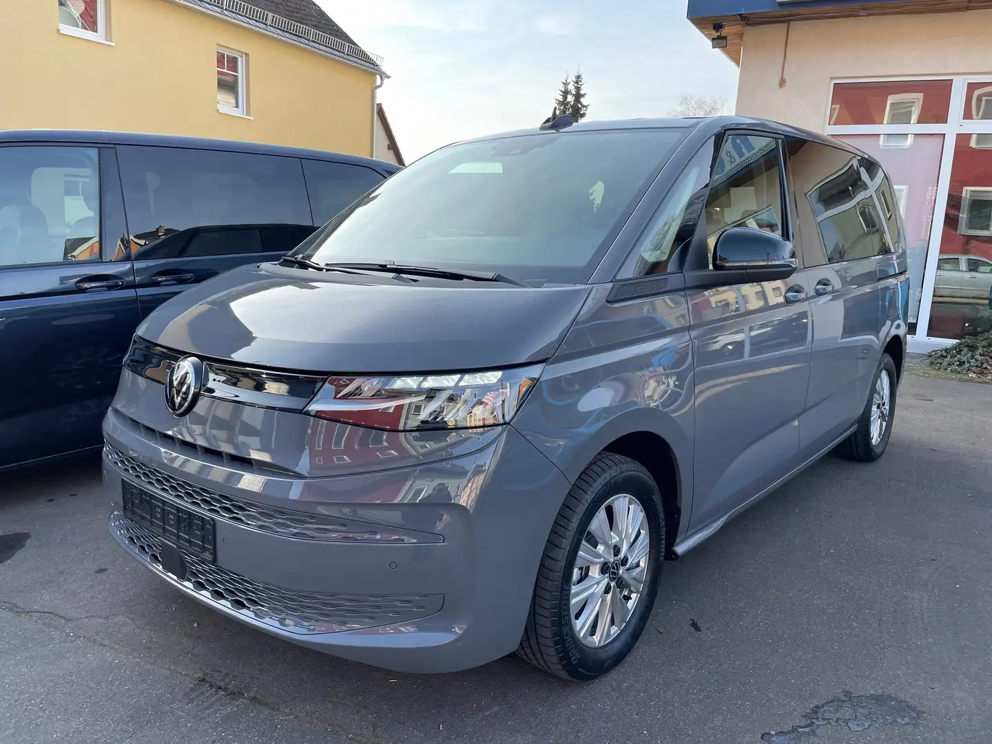 Volkswagen T7 Multivan DSG NAVI RFK LED 7 Sitzer LR Grijs - 2