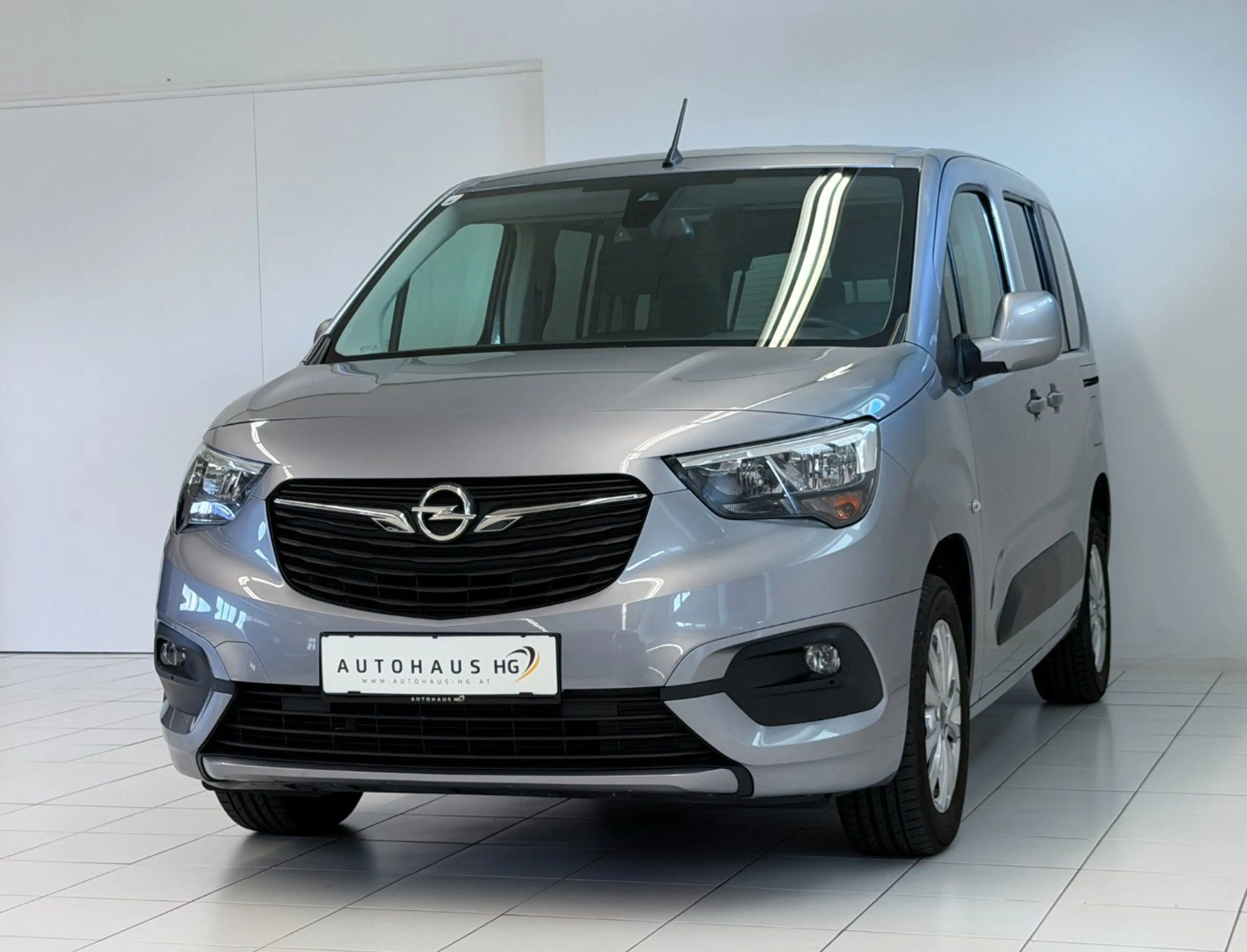 Opel Combo Life 1.2 Turbo Edition — photo 3