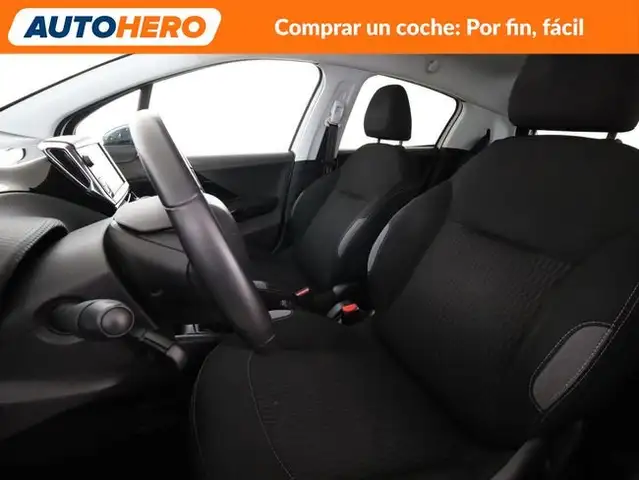 Peugeot 208 view 11