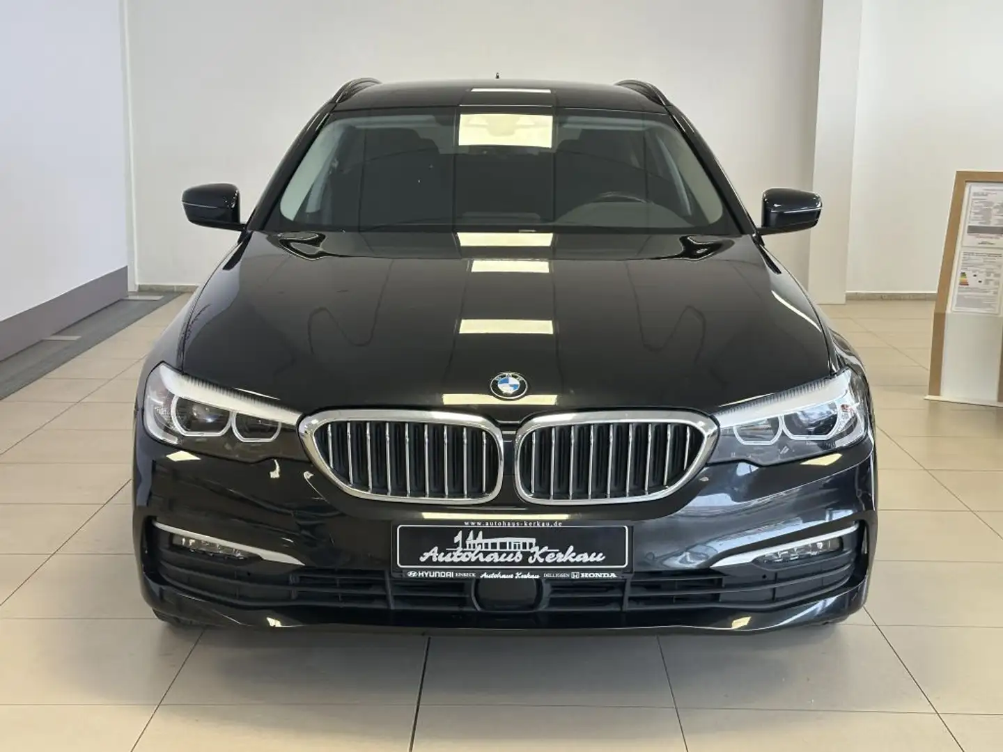 BMW 520 520d Touring Aut.+Assistenz-P.+Carplay+1. Hand+ Black - 2