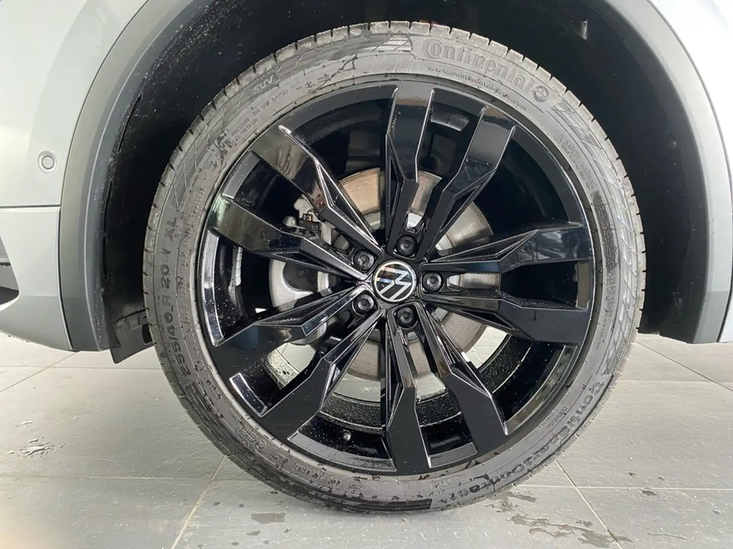 Volkswagen Tiguan Allspace 2.0 TDI DSG 4M R-Line +AHK+PANO+ Silber - 2