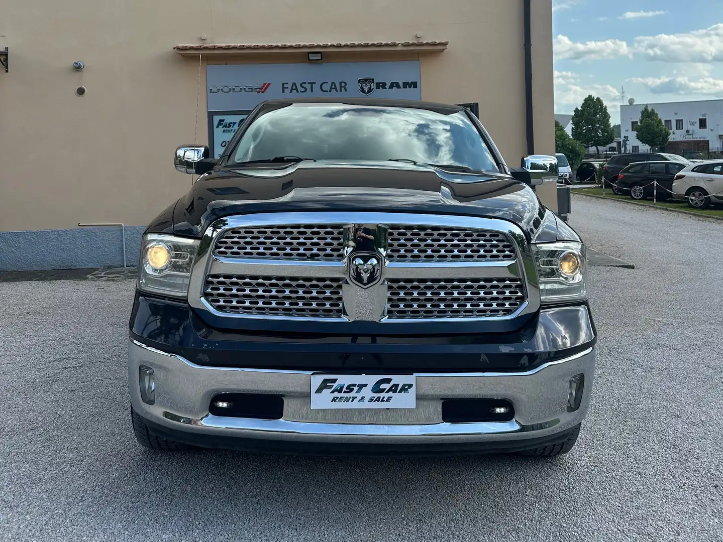 Dodge RAM Ram 1500 5.7 V8 Crew Cab  LaRamie GPL N1 Gris - 2