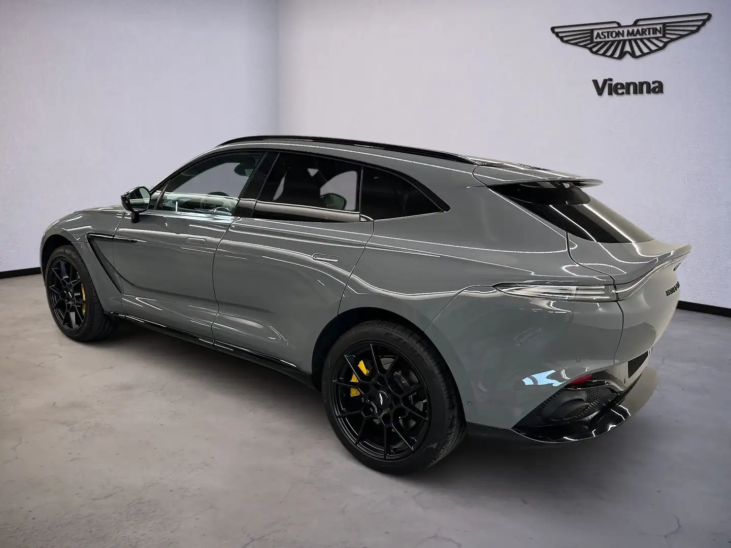 Aston Martin DBX V8 550 Grau - 2