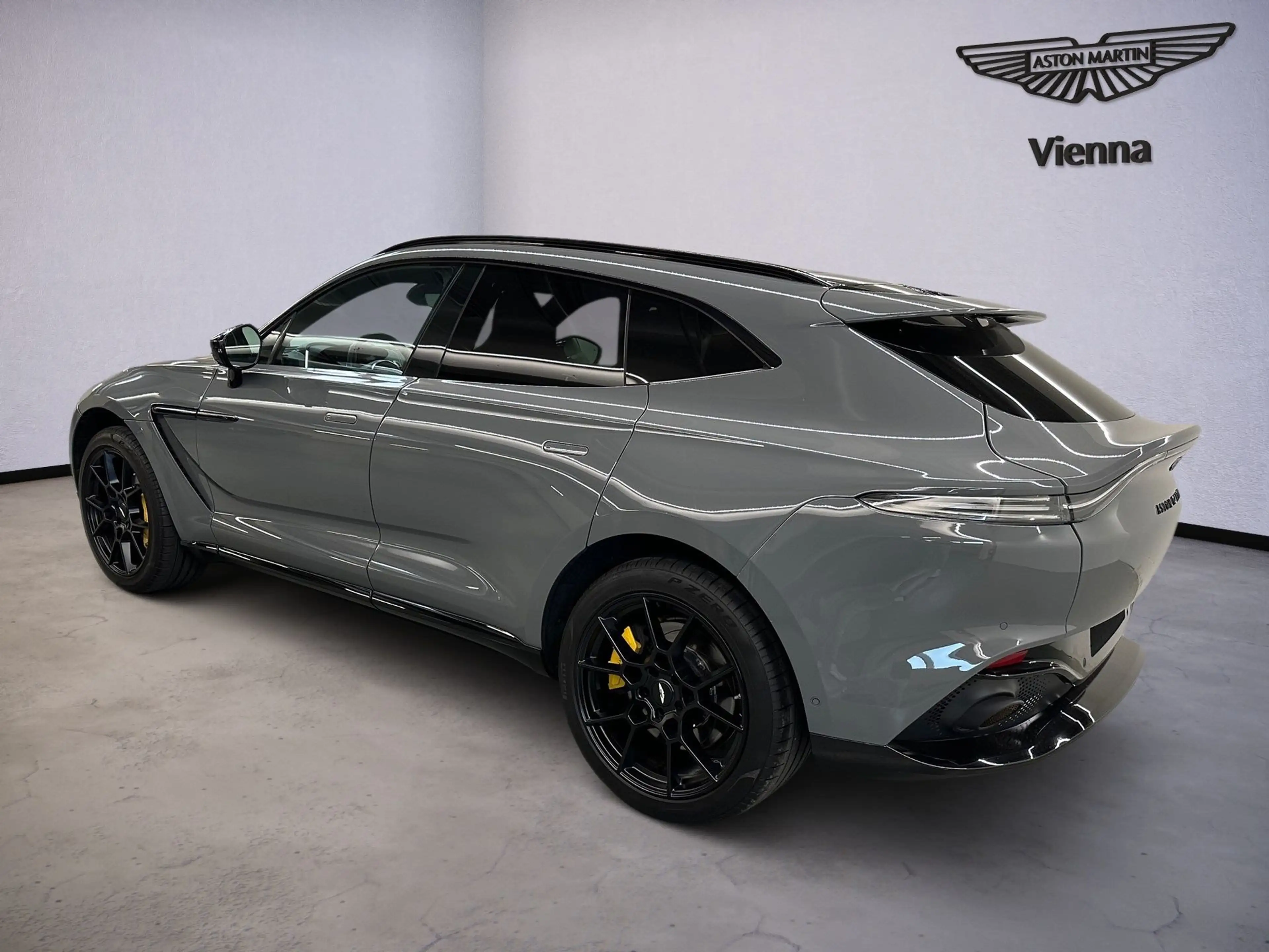 Aston Martin DBX V8 550 — photo 2