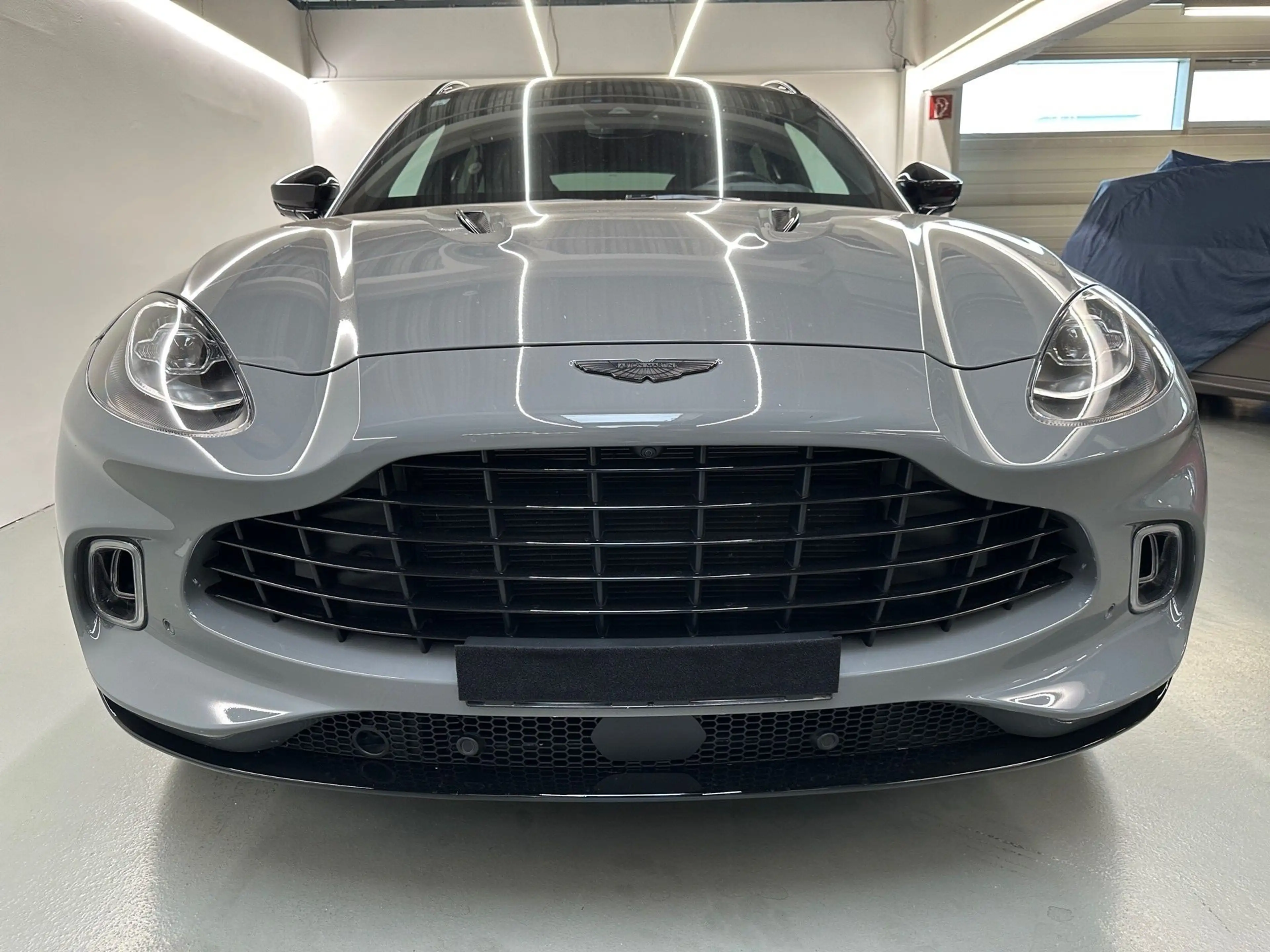 Aston Martin DBX V8 550 — photo 14