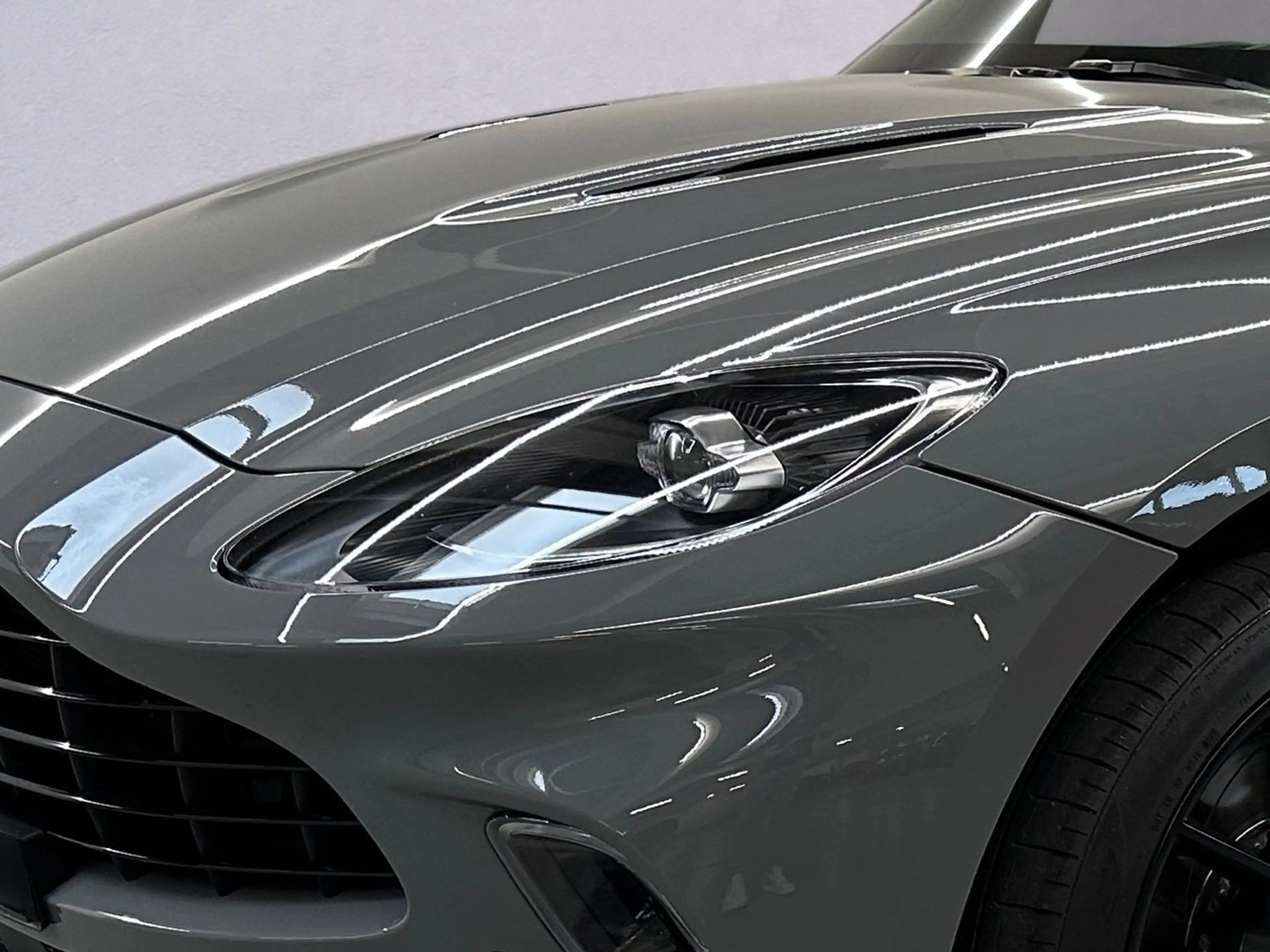 Aston Martin DBX V8 550 — photo 5