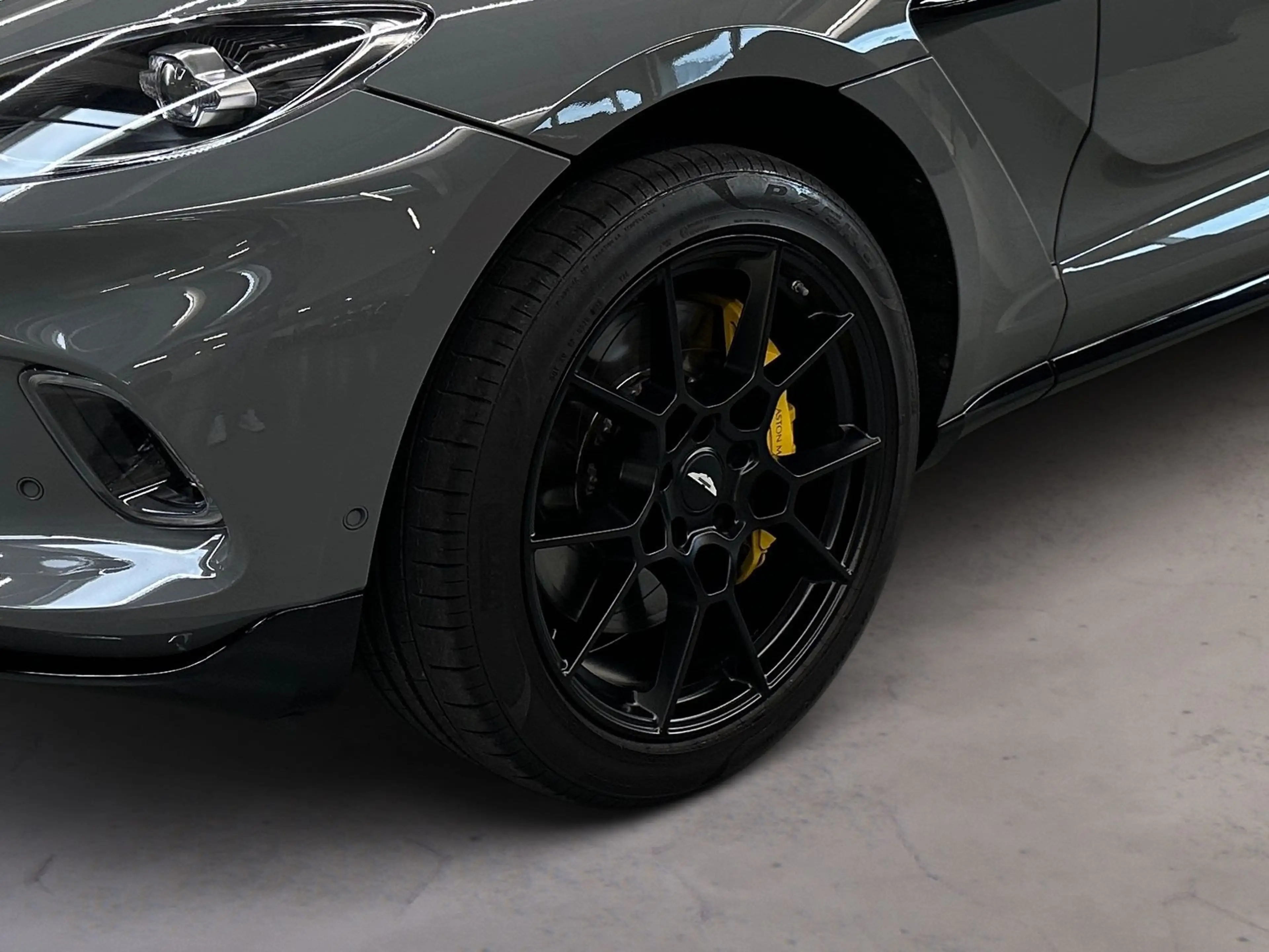 Aston Martin DBX V8 550 — photo 6