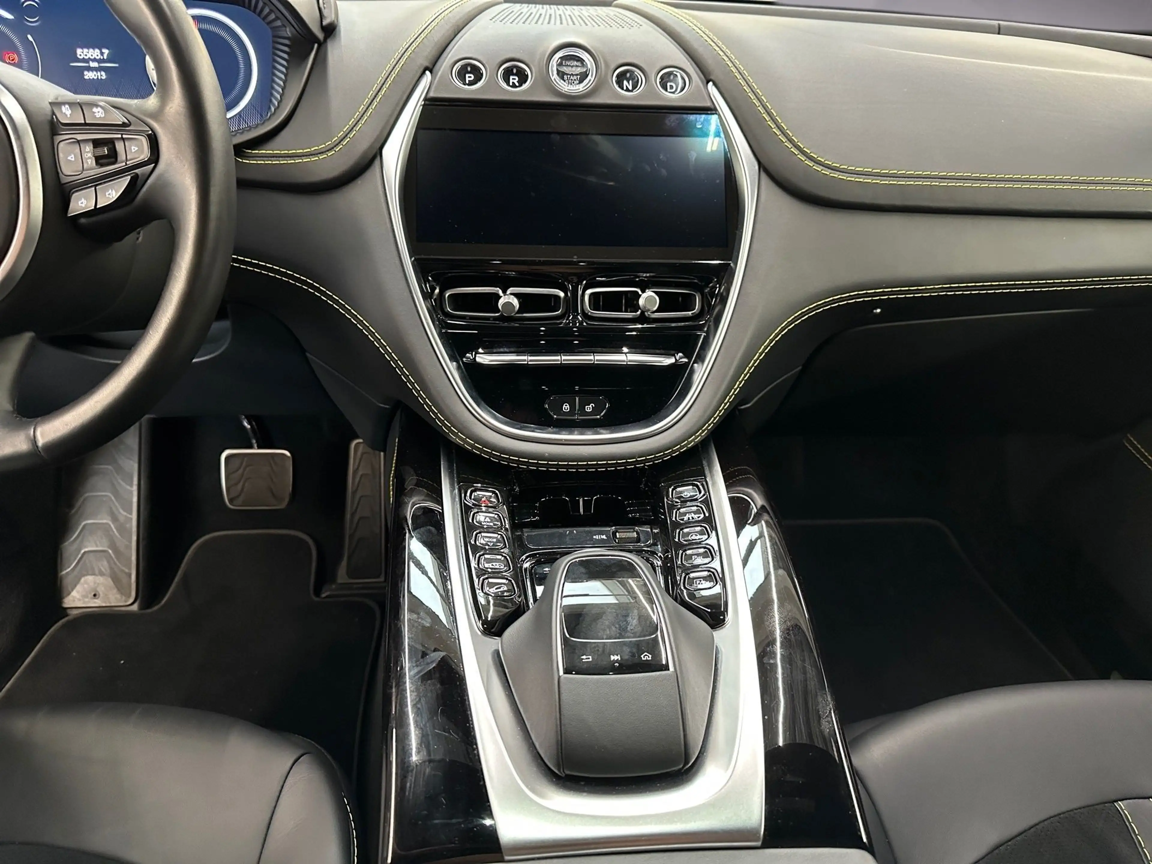 Aston Martin DBX V8 550 — photo 9