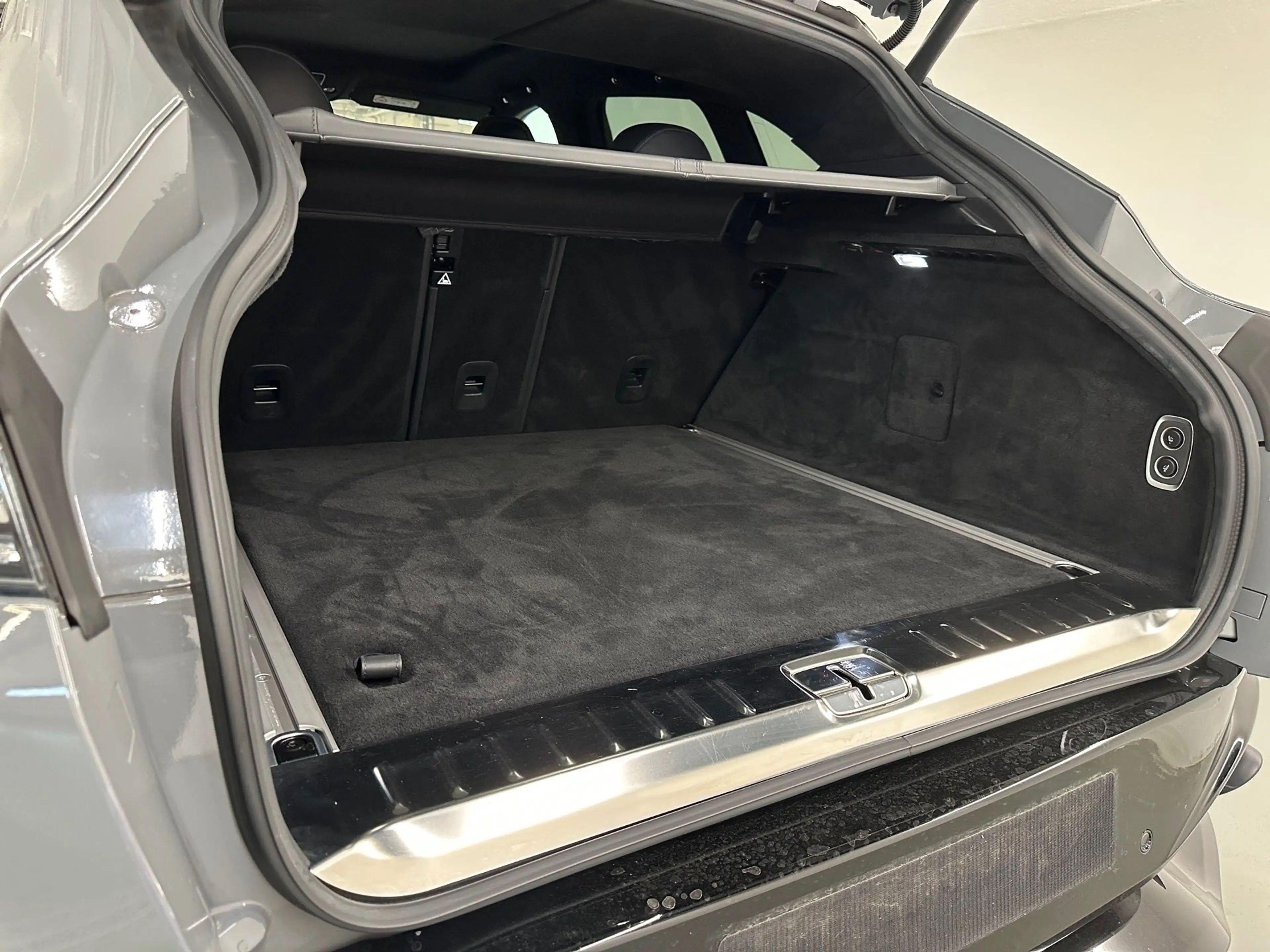 Aston Martin DBX V8 550 — photo 12