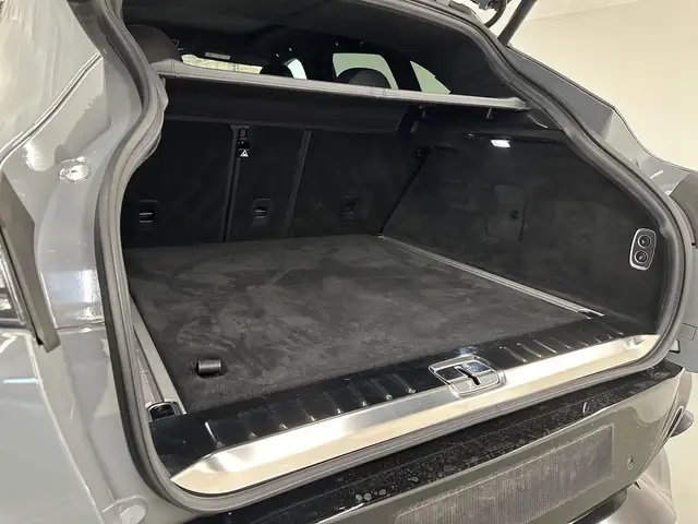 Aston Martin DBX view 12