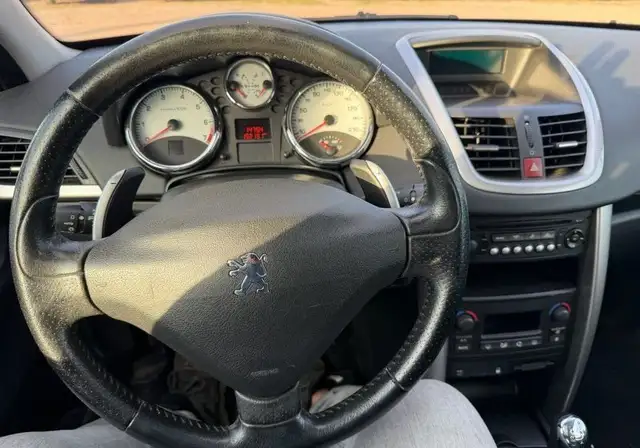Peugeot 207 view 10