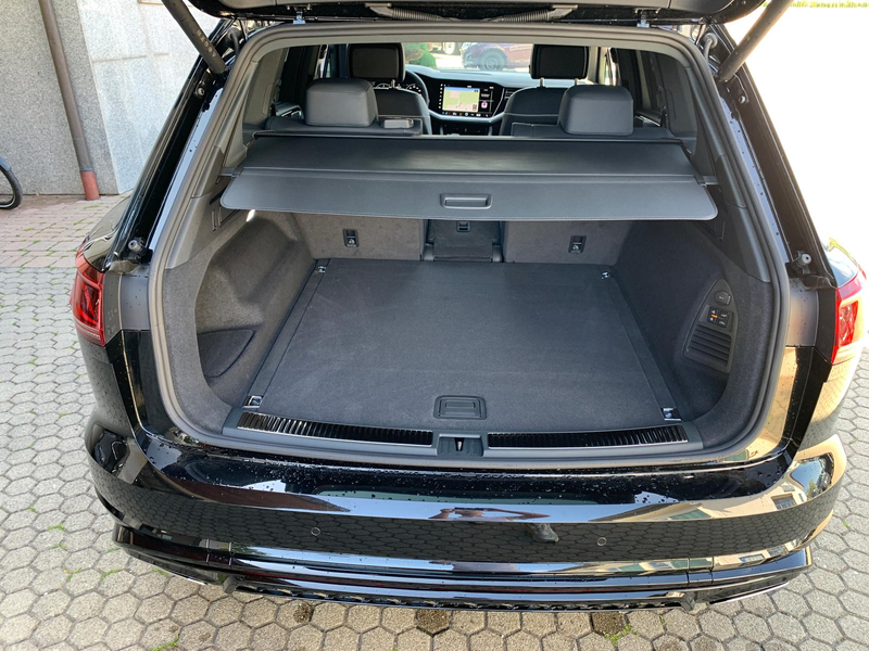 Volkswagen Touareg R-Line Final Edition Estoril 22Zoll Standhzg AHK — photo 27