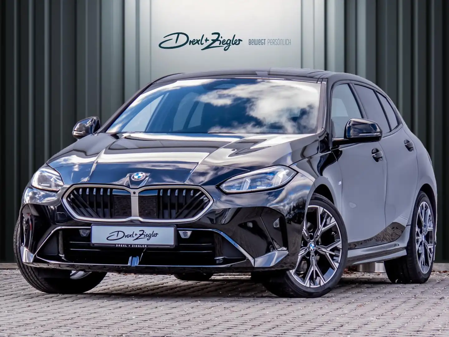 BMW 120 M Sport AHK AdLED HuD PanoD LiveCoProf eKlap Zwart - 1