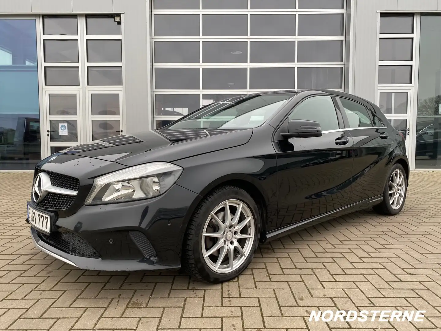 Mercedes-Benz A 180 A 180 Urban Automatik Navi Sitzheizung EURO6  R-CD Schwarz - 2