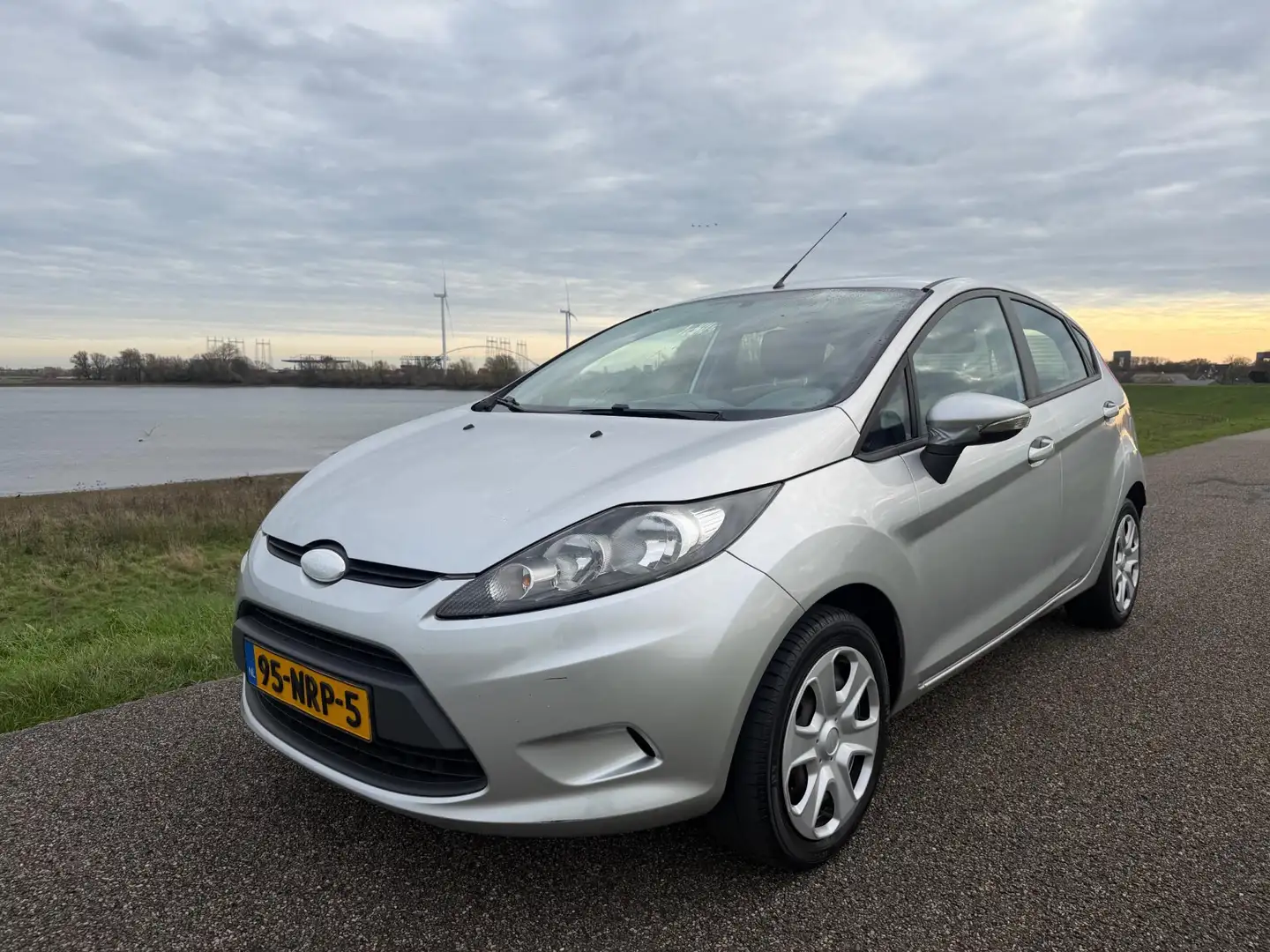 Ford Fiesta 1.25 Limited Airco Grijs - 2