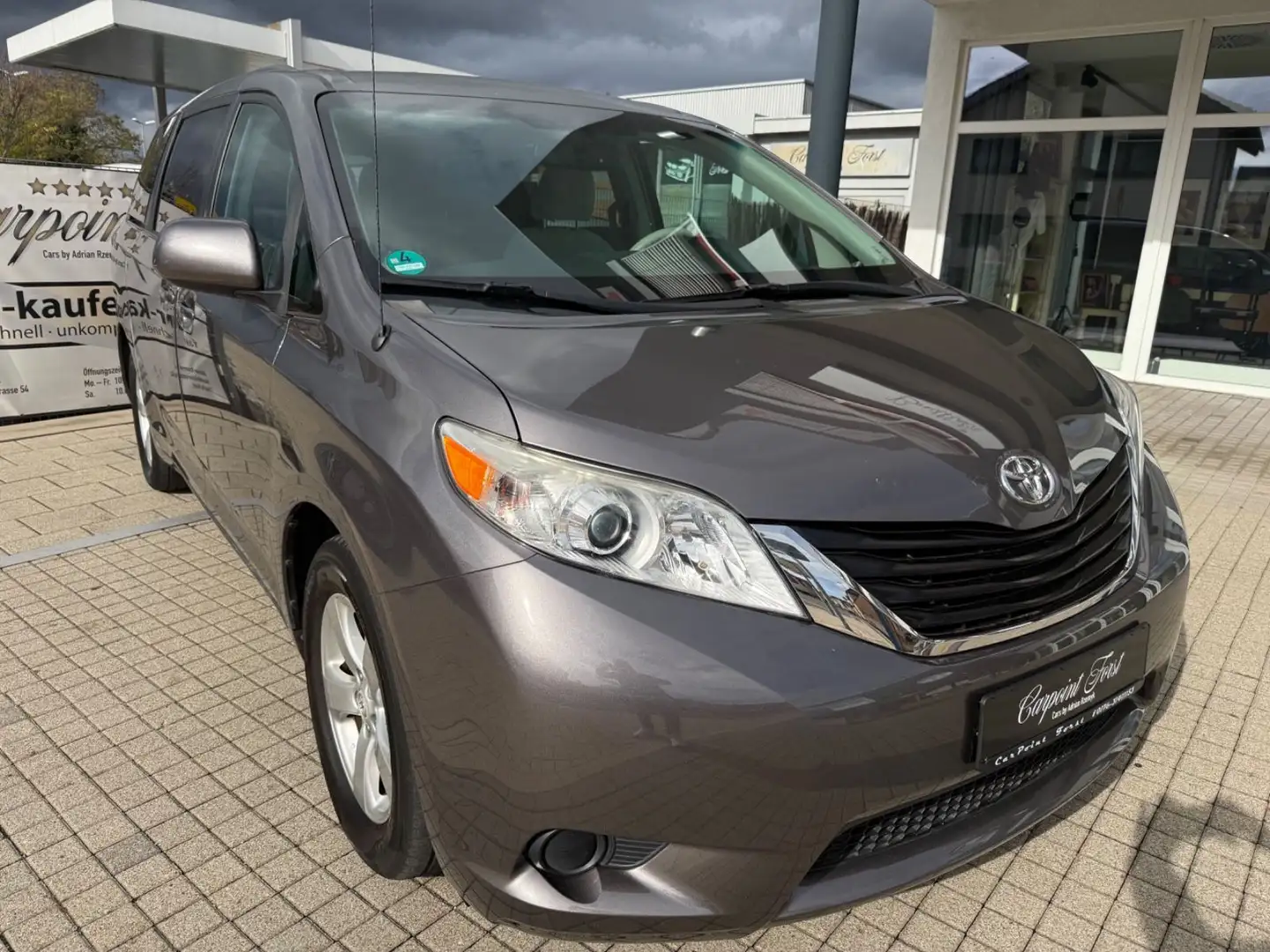 Toyota Sienna 2.Hand, Automatik, 8 Sitzer, AHK, uvm. Gris - 2