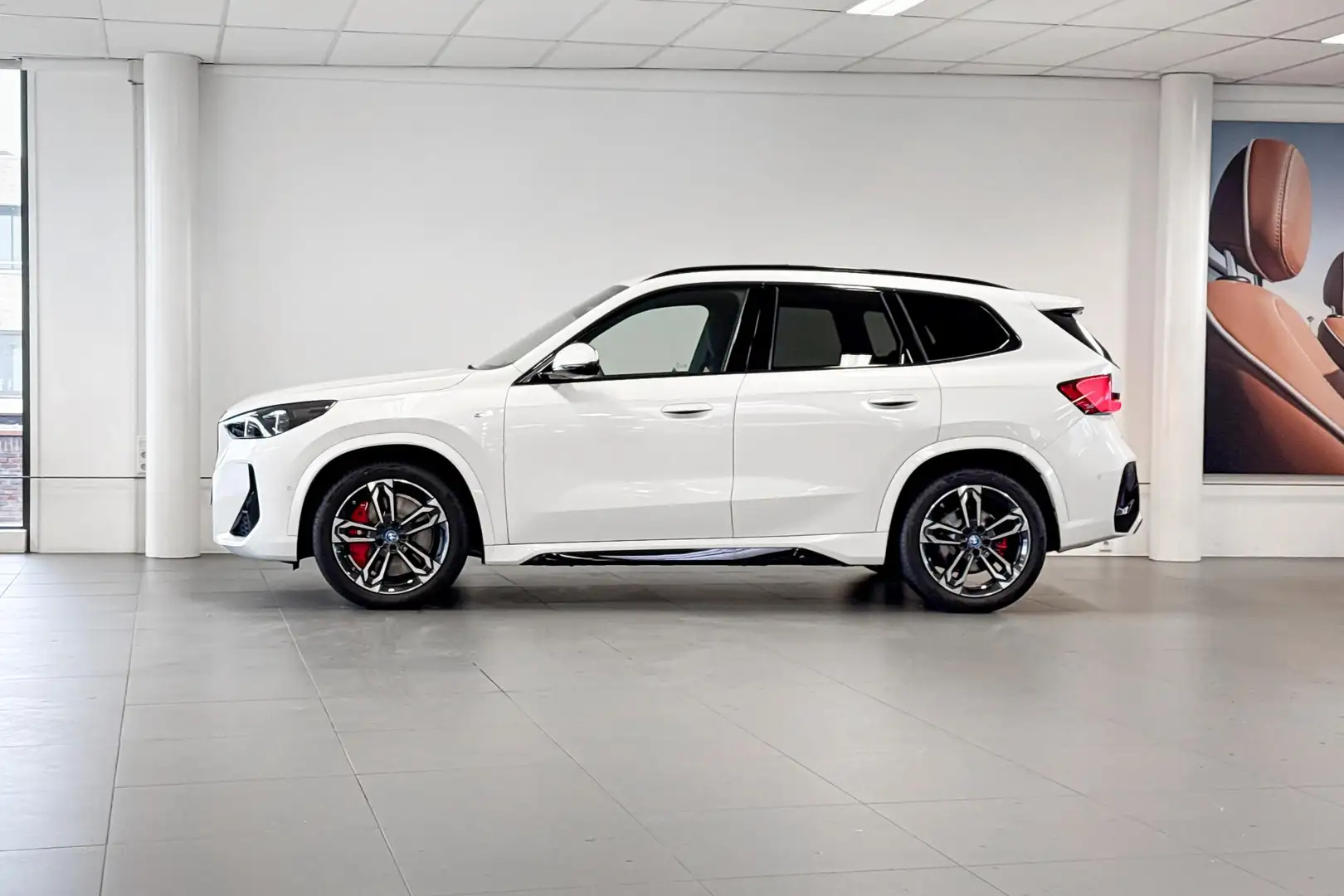 BMW iX1 eDrive20 67 kWh | M Sport | Glazen Panoramadak | S Blanc - 2