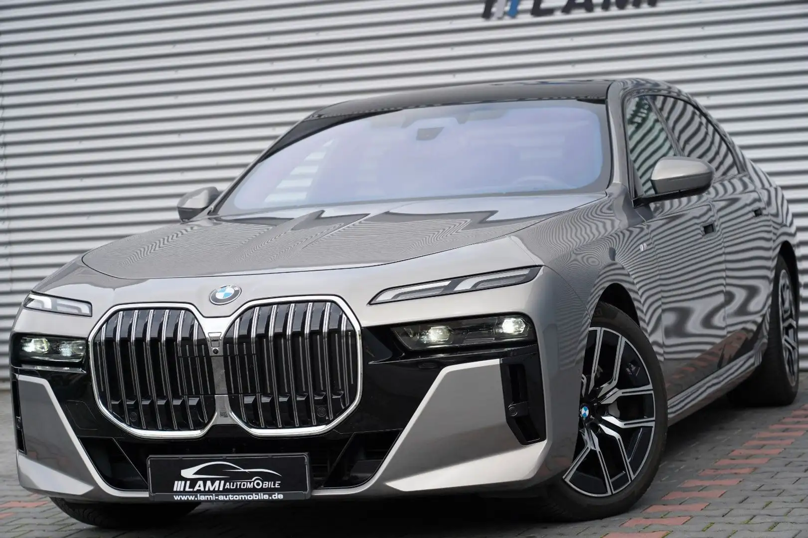 BMW 740 d xDrive M Sport SKYLOUNGE LUFT HUD SOFT 360 Grau - 1