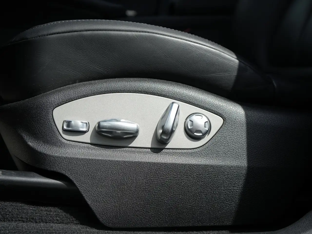 Porsche Macan photo Porsche Macan