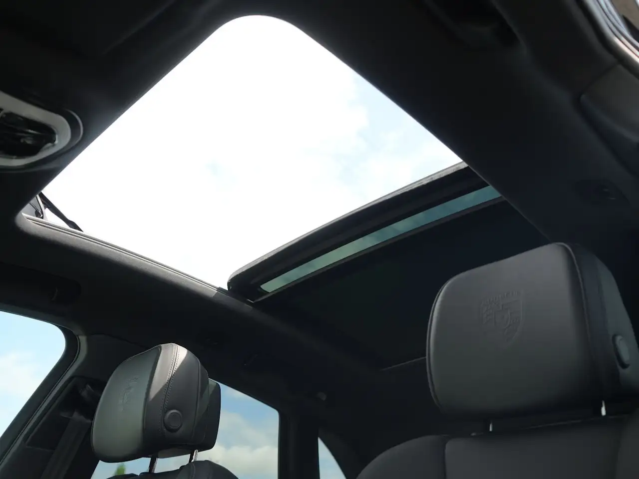 Porsche Macan photo Porsche Macan