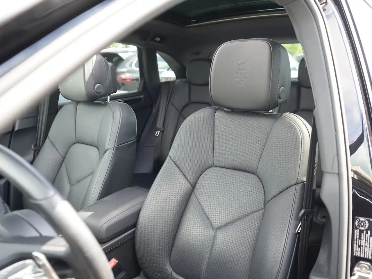 Porsche Macan photo Porsche Macan