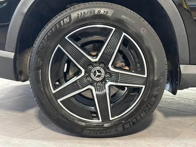 Mercedes-Benz 220 view 3