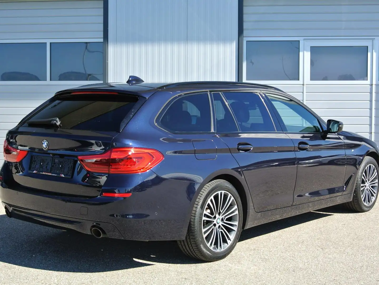 BMW 520 d xDrive touring Aut. Sport Line *PANO * LED * AHK Blau - 2