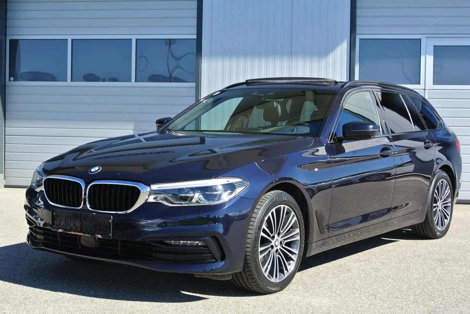 BMW 520 d xDrive touring Aut. Sport Line *PANO * LED * AHK Blau - 1