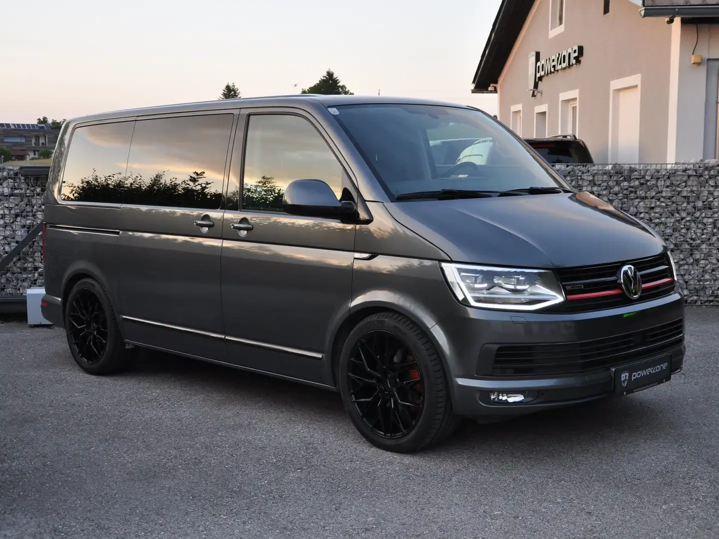 Volkswagen T6 Multivan Highline 2,0 TDI 4Motion BMT DSG Grau - 1