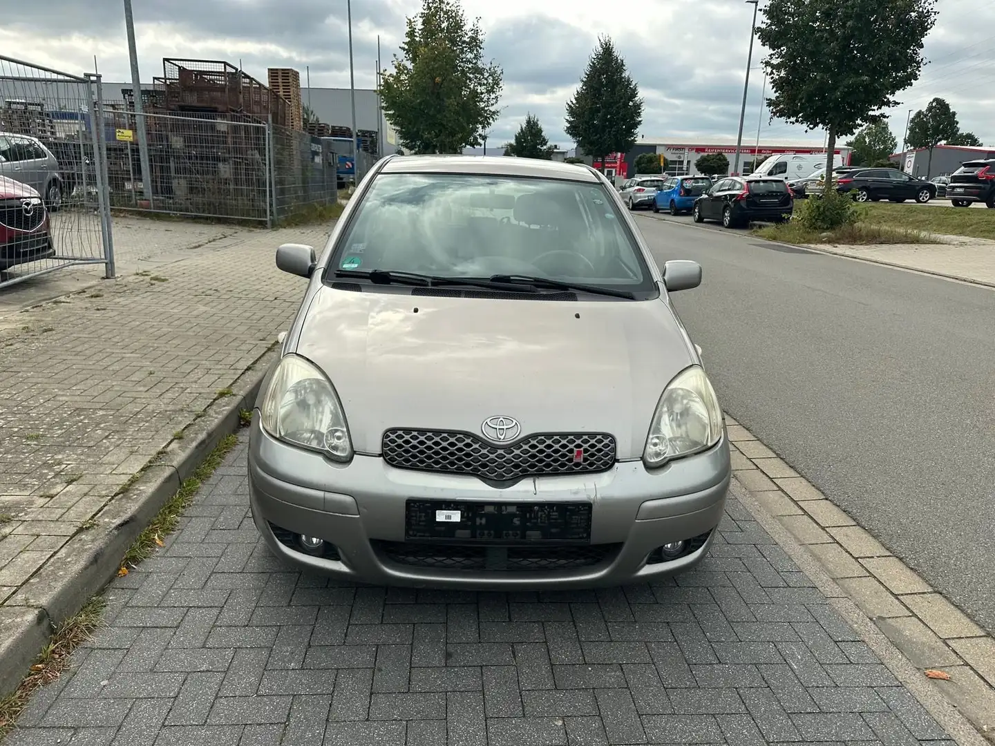Toyota Yaris 1.3 Edition S *1.HAND*KLIMA*SERVO*TÜV 2/27 Grau - 2