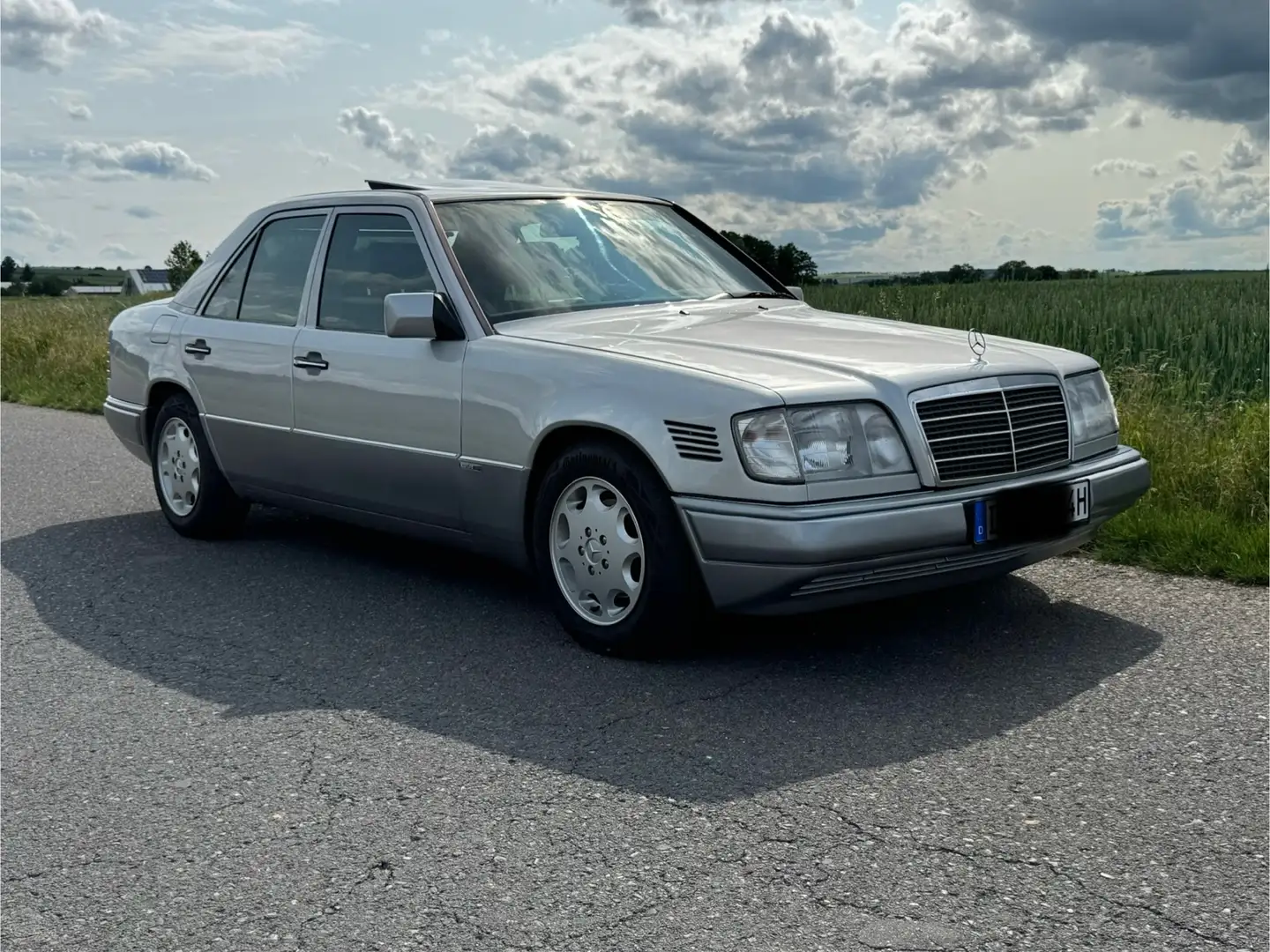 Mercedes-Benz E 300 E-Klasse Turbo D Silver - 1