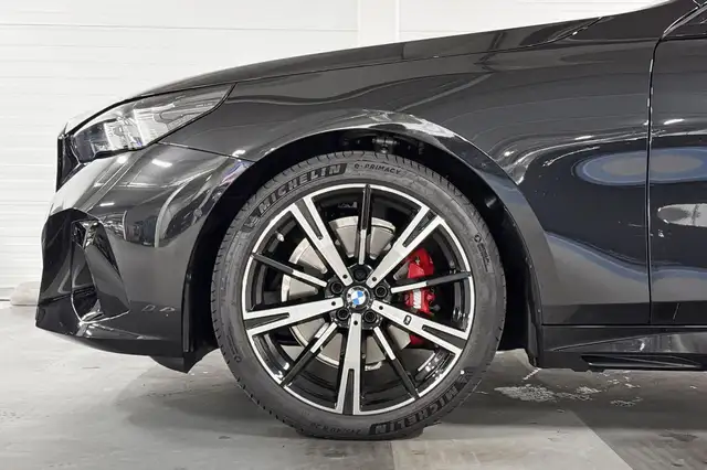 BMW 5 Series view 4