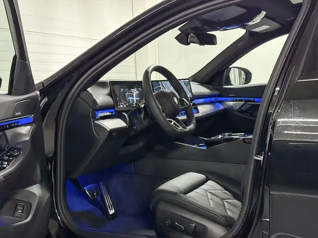 BMW 5 Series view 8