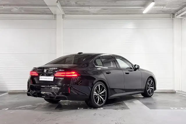 BMW 5 Series view 6