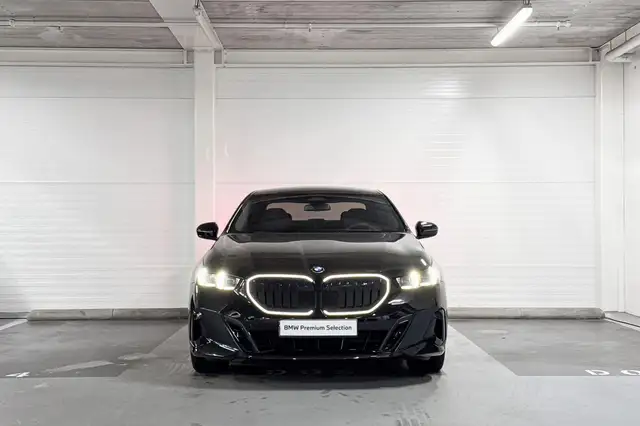 BMW 5 Series view 5