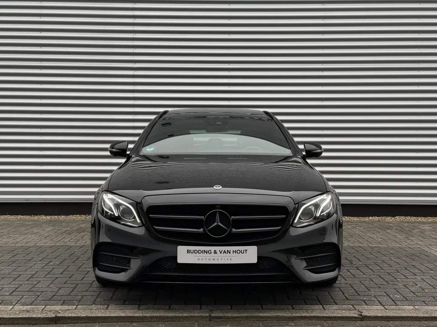 Mercedes-Benz E 200 Business AMG Trekhaak Pano Sfeer 360° Zwart - 2